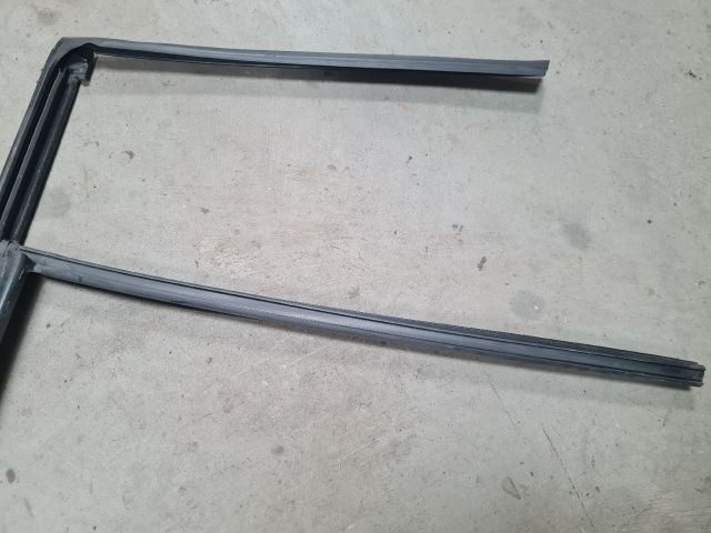 bontott VW GOLF VII Jobb hátsó Gumikéder