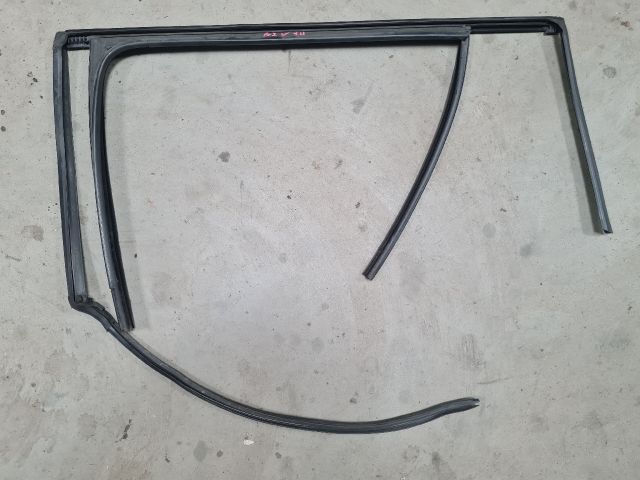 bontott VW GOLF VII Jobb hátsó Gumikéder