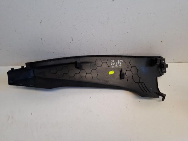 bontott VW GOLF VII Jobb hátsó Ülés melletti Kárpit