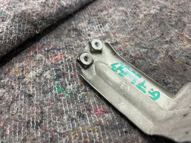 bontott VW GOLF VII Jobb Sárvédő Oldaltartó