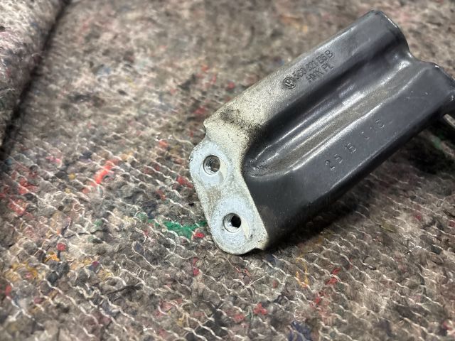 bontott VW GOLF VII Jobb Sárvédő Oldaltartó