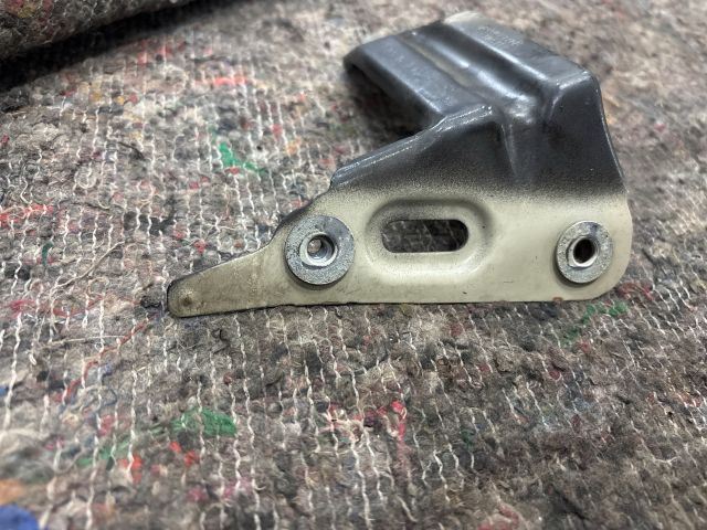 bontott VW GOLF VII Jobb Sárvédő Oldaltartó