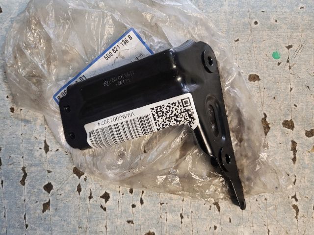 bontott VW GOLF VII Jobb Sárvédő Oldaltartó