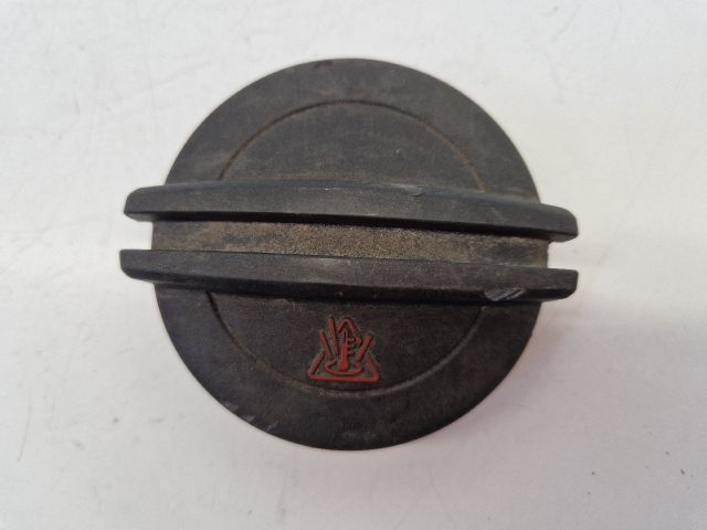 bontott VW GOLF VII Kiegyenlítőtartály Sapka