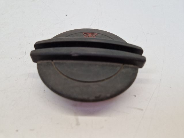 bontott VW GOLF VII Kiegyenlítőtartály Sapka