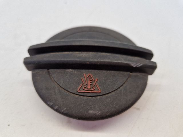 bontott VW GOLF VII Kiegyenlítőtartály Sapka