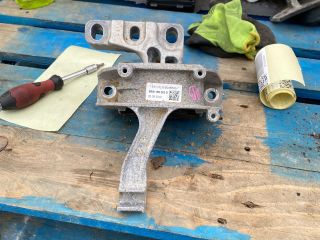 bontott VW GOLF VII Motor Tartó Bak (Fém)