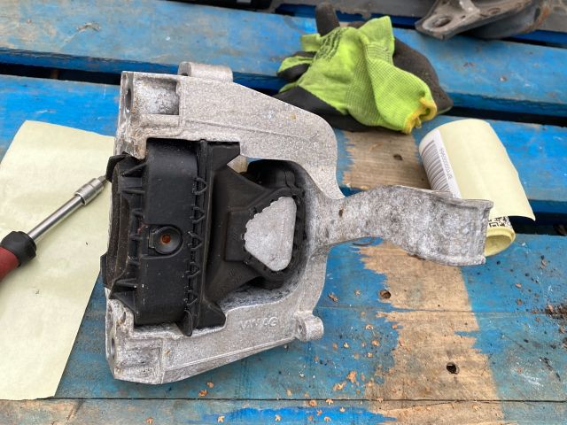 bontott VW GOLF VII Motor Tartó Bak (Fém)