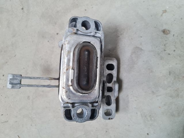 bontott VW GOLF VII Motor Tartó Bak Jobb