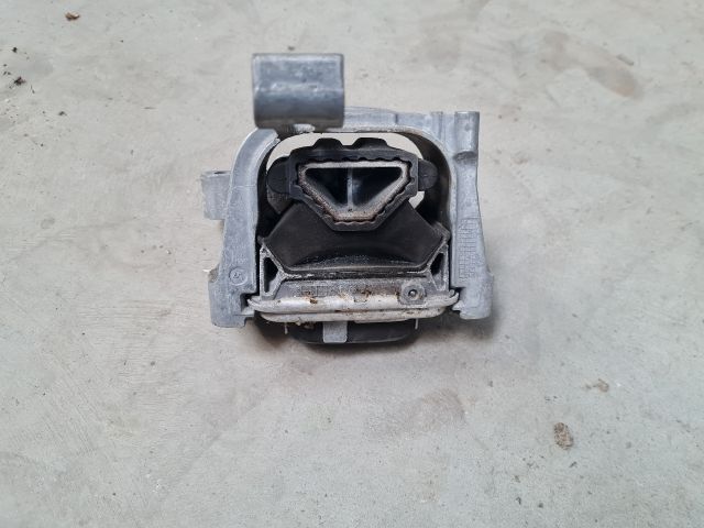 bontott VW GOLF VII Motor Tartó Bak Jobb