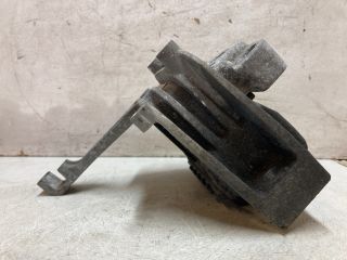 bontott VW GOLF VII Motor Tartó Bak Jobb