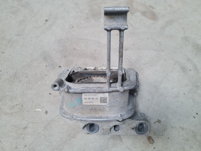 bontott VW GOLF VII Motor Tartó Bak Jobb