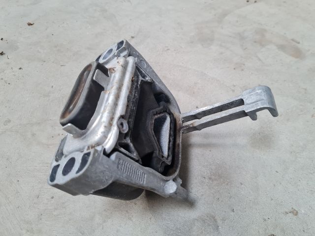 bontott VW GOLF VII Motor Tartó Bak Jobb