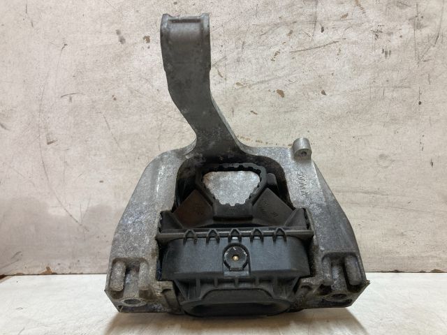 bontott VW GOLF VII Motor Tartó Bak Jobb