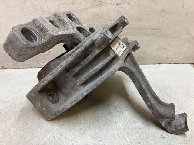 bontott VW GOLF VII Motor Tartó Bak Jobb