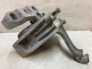 bontott VW GOLF VII Motor Tartó Bak Jobb