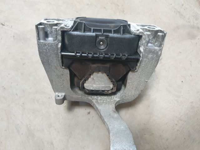 bontott VW GOLF VII Motor Tartó Bak Jobb