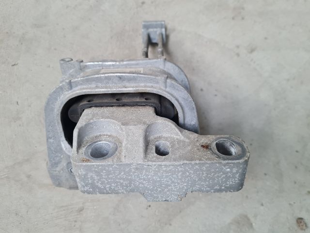 bontott VW GOLF VII Motor Tartó Bak Jobb