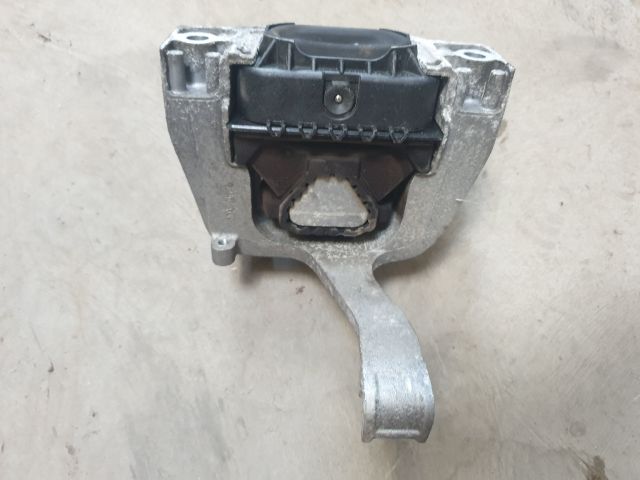 bontott VW GOLF VII Motor Tartó Bak Jobb