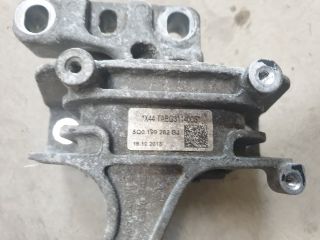 bontott VW GOLF VII Motor Tartó Bak Jobb