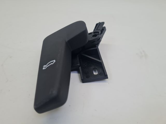 bontott VW GOLF VII Motorháztető Nyitó Kar / Gomb