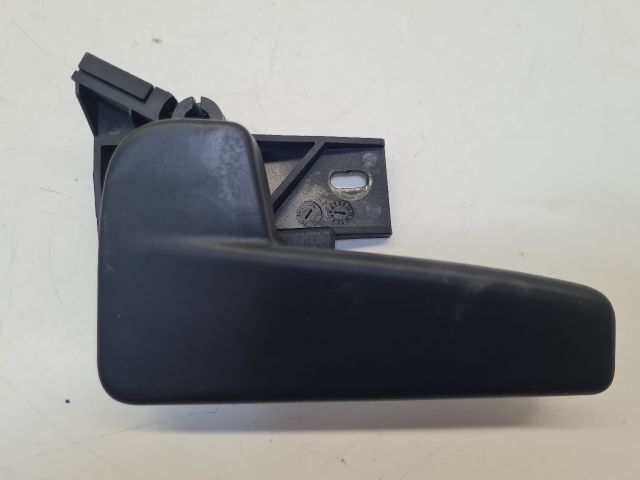 bontott VW GOLF VII Motorháztető Nyitó Kar / Gomb