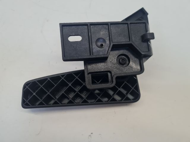 bontott VW GOLF VII Motorháztető Nyitó Kar / Gomb