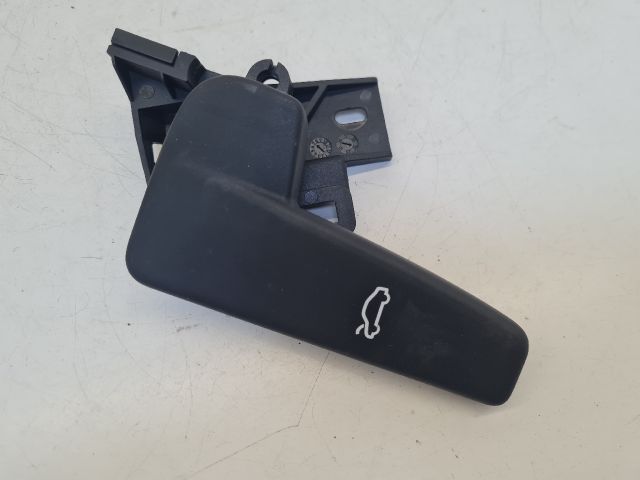 bontott VW GOLF VII Motorháztető Nyitó Kar / Gomb