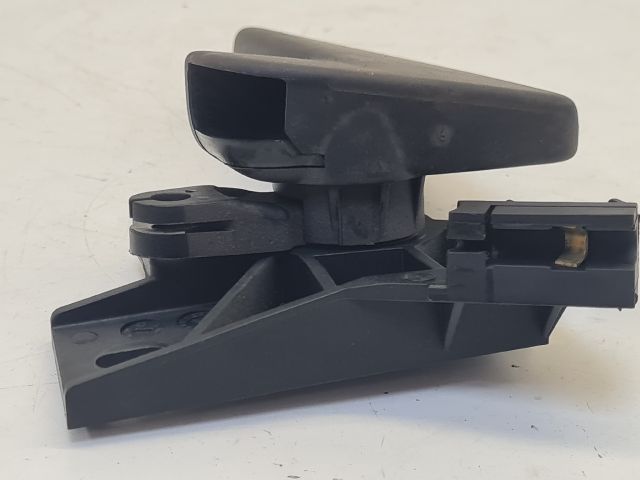 bontott VW GOLF VII Motorháztető Nyitó Kar / Gomb