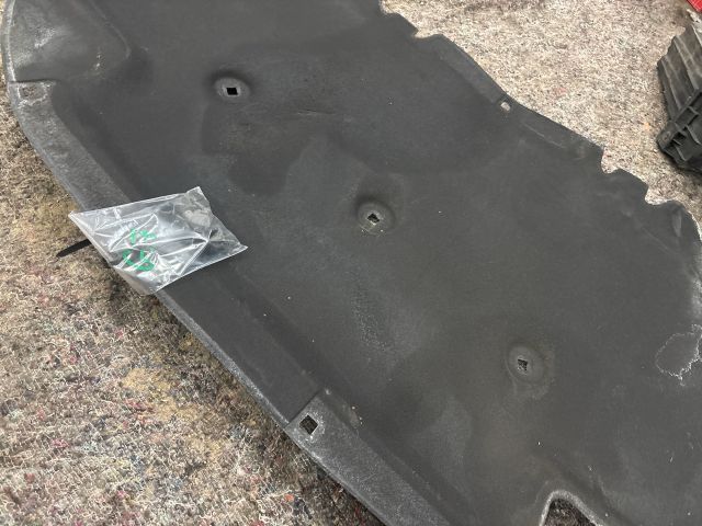 bontott VW GOLF VII Motorháztető Szigetelés