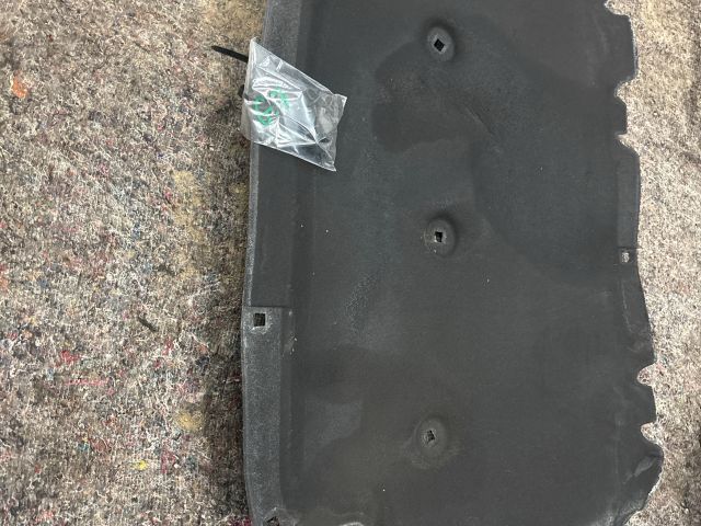 bontott VW GOLF VII Motorháztető Szigetelés