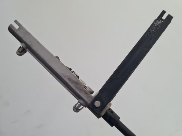 bontott VW GOLF VII Motorháztető Zárszerkezet