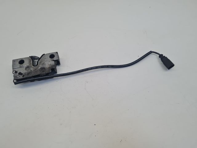 bontott VW GOLF VII Motorháztető Zárszerkezet