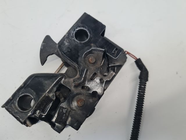 bontott VW GOLF VII Motorháztető Zárszerkezet