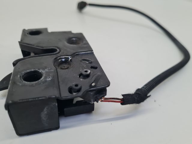 bontott VW GOLF VII Motorháztető Zárszerkezet