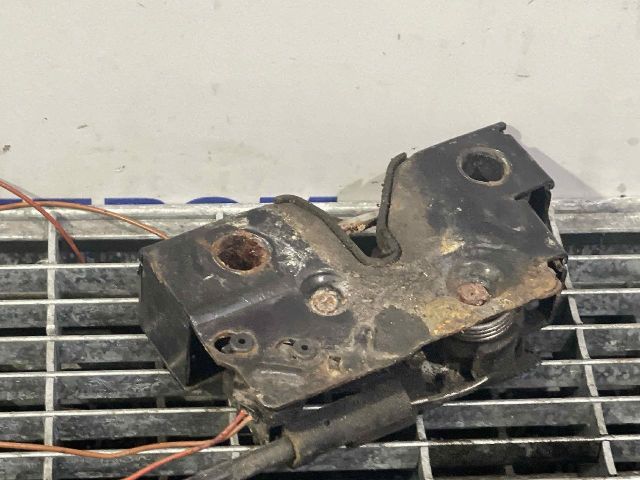 bontott VW GOLF VII Motorháztető Zárszerkezet