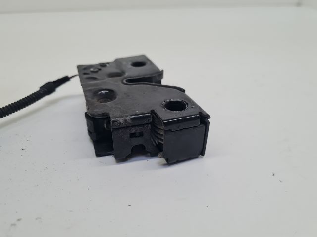 bontott VW GOLF VII Motorháztető Zárszerkezet