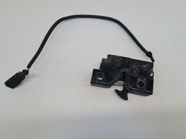 bontott VW GOLF VII Motorháztető Zárszerkezet