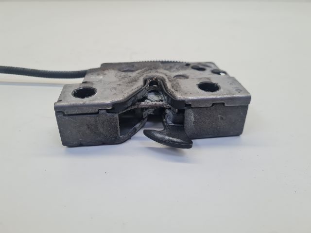 bontott VW GOLF VII Motorháztető Zárszerkezet