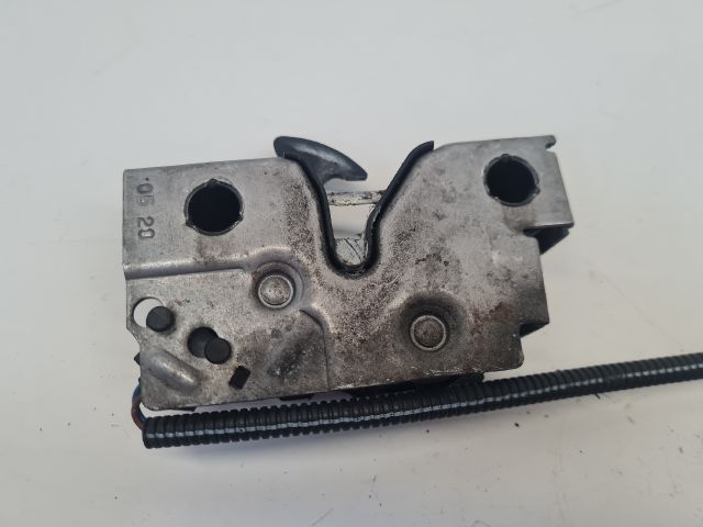 bontott VW GOLF VII Motorháztető Zárszerkezet