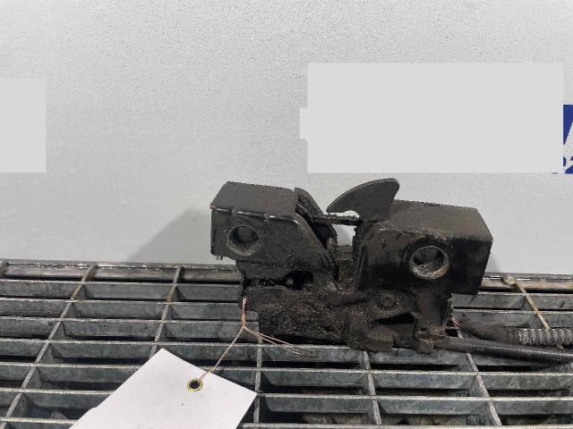 bontott VW GOLF VII Motorháztető Zárszerkezet