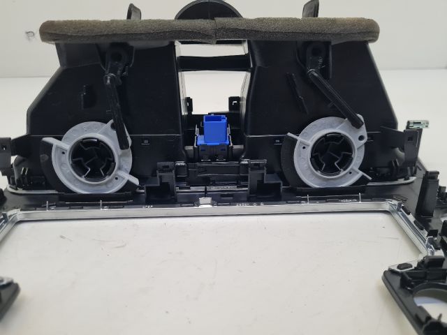 bontott VW GOLF VII Rádió / CD Keret