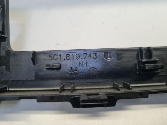 bontott VW GOLF VII Rádió / CD Keret