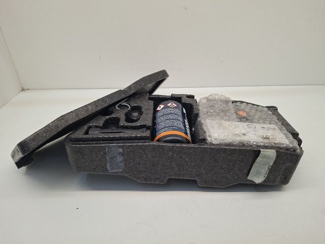 bontott VW GOLF VII Szerszámkészlet