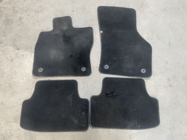 bontott VW GOLF VII Szőnyeg Szett