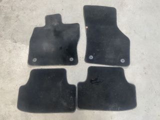 bontott VW GOLF VII Szőnyeg Szett