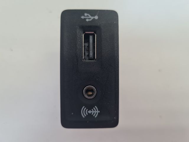 bontott VW GOLF VII USB Aljzat