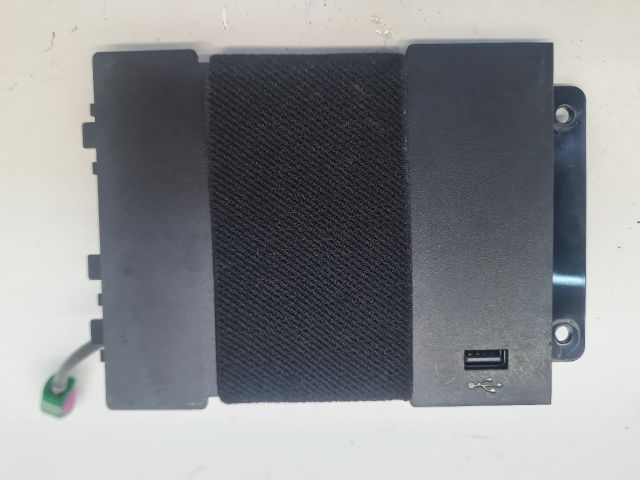 bontott VW GOLF VII USB Aljzat