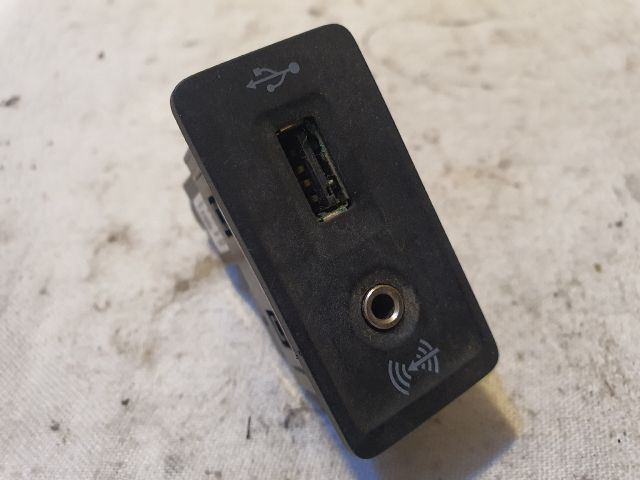 bontott VW GOLF VII USB Aljzat