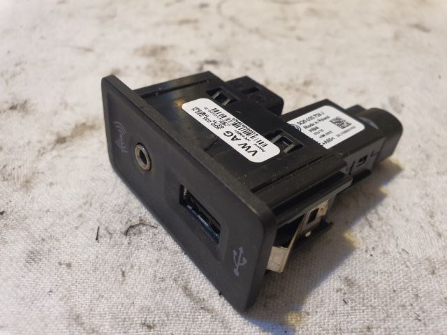 bontott VW GOLF VII USB Aljzat